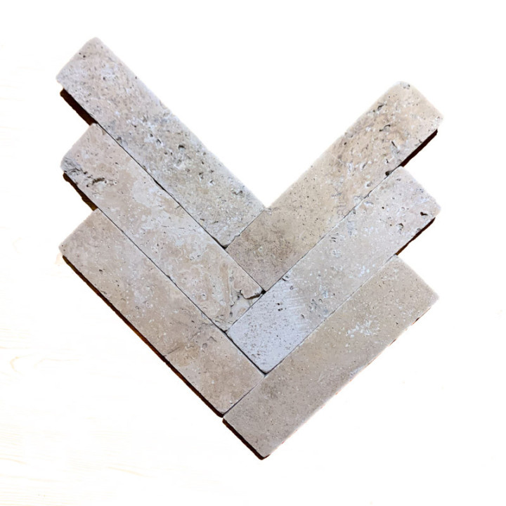 exemple de pose du pavé en travertin en chevron