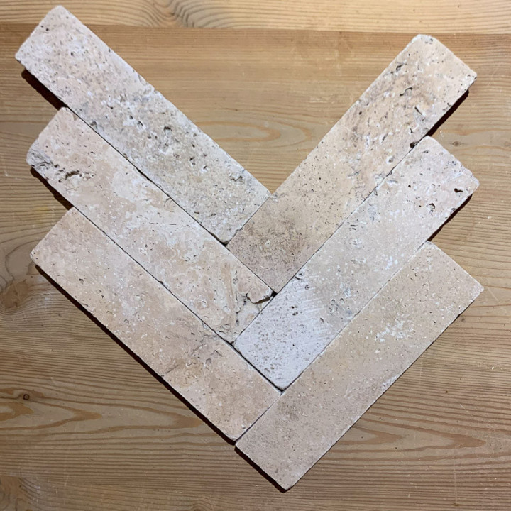 exemple de pose du pavé en travertin en chevron