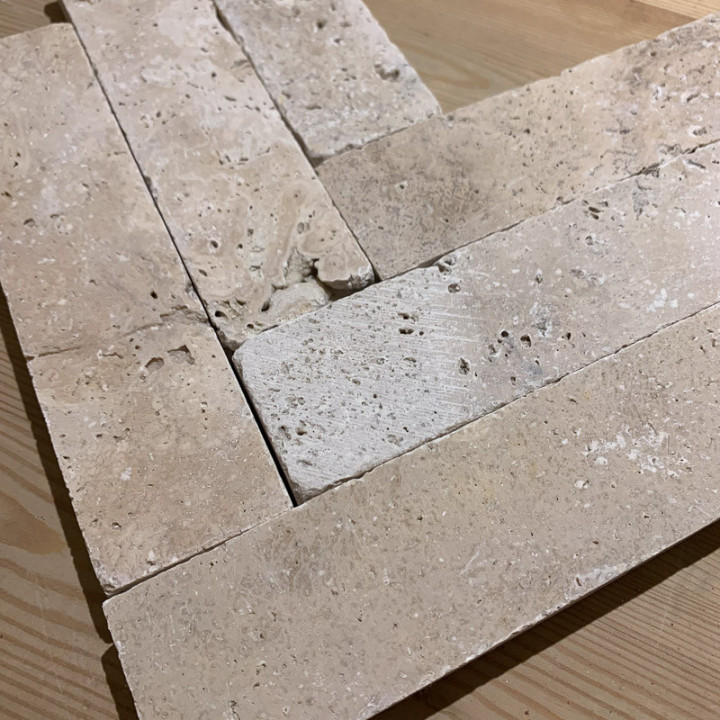 exemple de pose du pavé en travertin en chevron