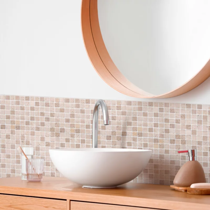 mosaique travertin premier choix mix posé au mur