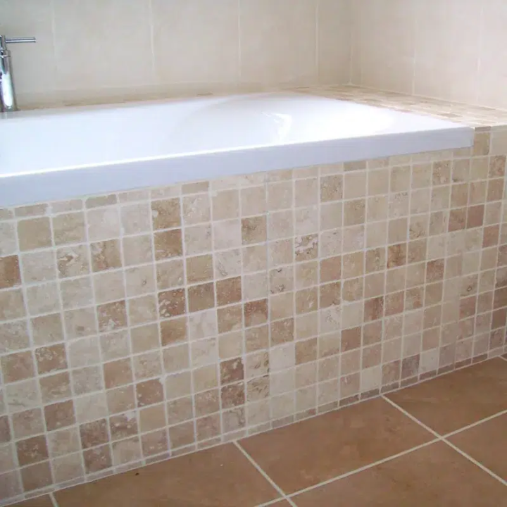 mosaique travertin premier choix mix sur une baignoire