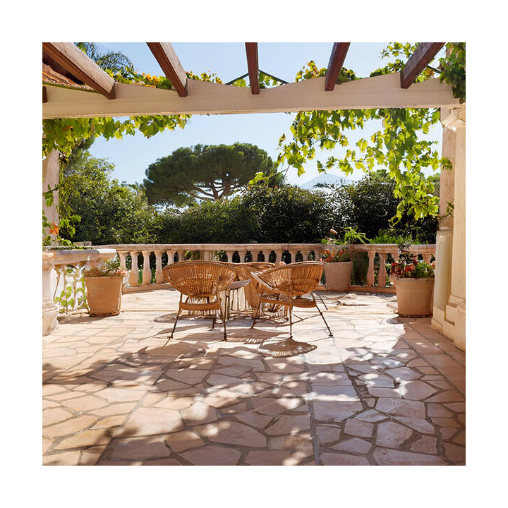 carrelage travertin beige revêtement sol extérieur sur une terrasse