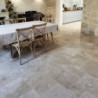 salle à manger avec sol en travertin light adouci rebouché en opus