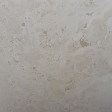 Carrelage en travertin adouci rebouché