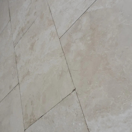 Carrelage en travertin adouci rebouché