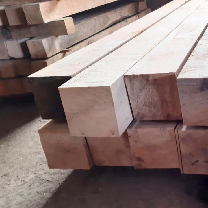 Poteau en chêne scié sur palette