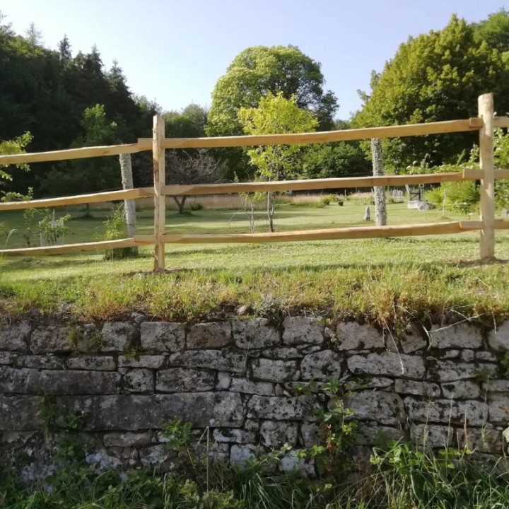 Clôture post&rail 3 niveaux dans une prairie