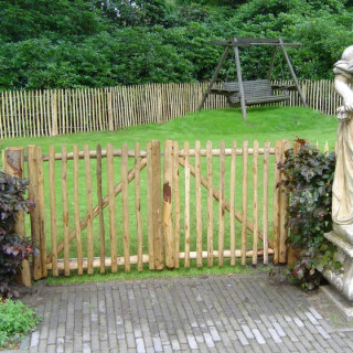 Portail en bois extérieur Gaulois double 2120x80 dans un jardin