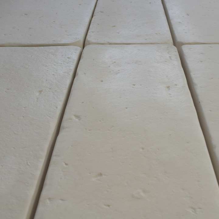 Packshot sur fond d'un dallage en pierre monastère