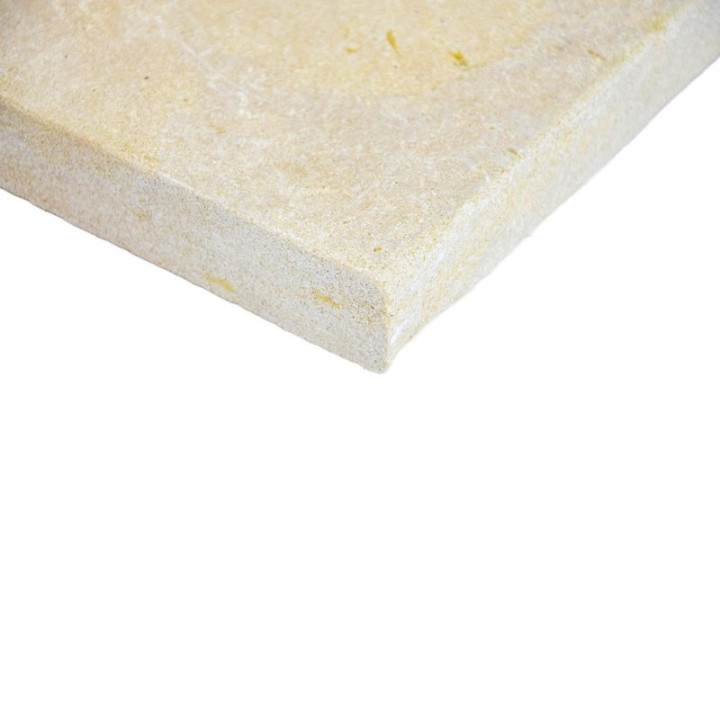 Margelle piscine pierre naturelle beige zoom sur l'angle droit de la margelle