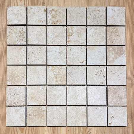 Mosaïque en carrelage effet pierre de travertin