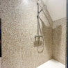 douche en carrelage terrazzo naples rouge et beige