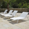 Dallage pierre naturelle beige Castel avec des chaises longues blanches dans un jardin moderne
