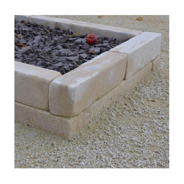 Bordures en pierre claire