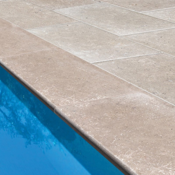 Margelles en pierre claire