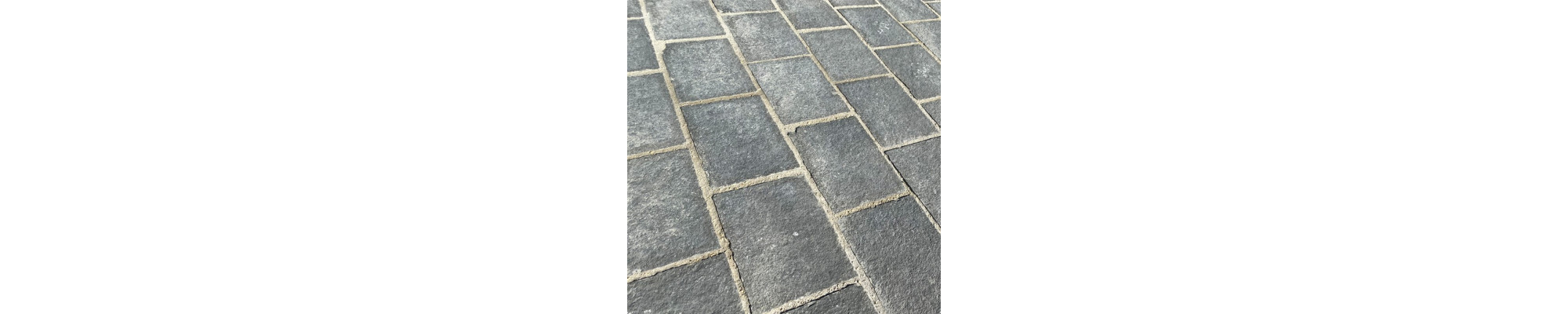 Pavés gris anthracite et en pierre sombre