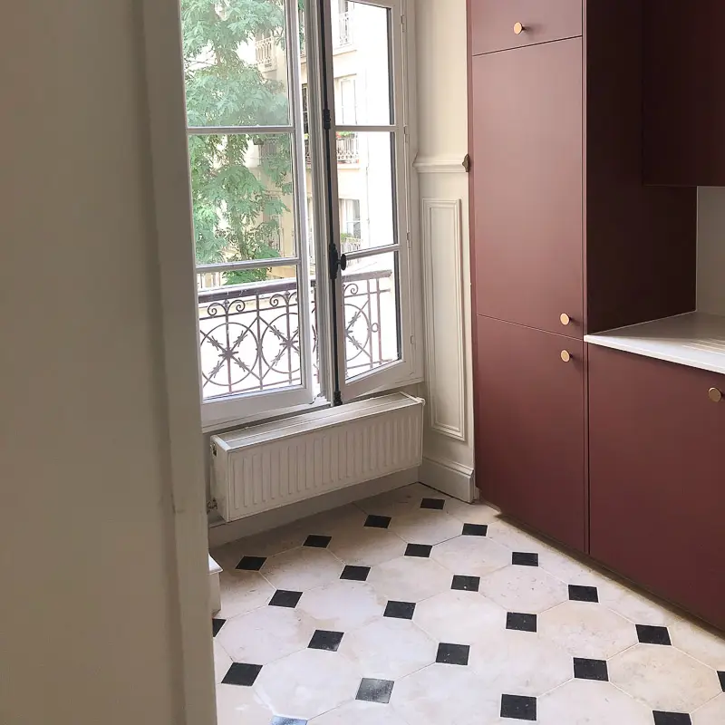 Une cuisine chic avec notre dallage à cabochons en pierre du Nivernais