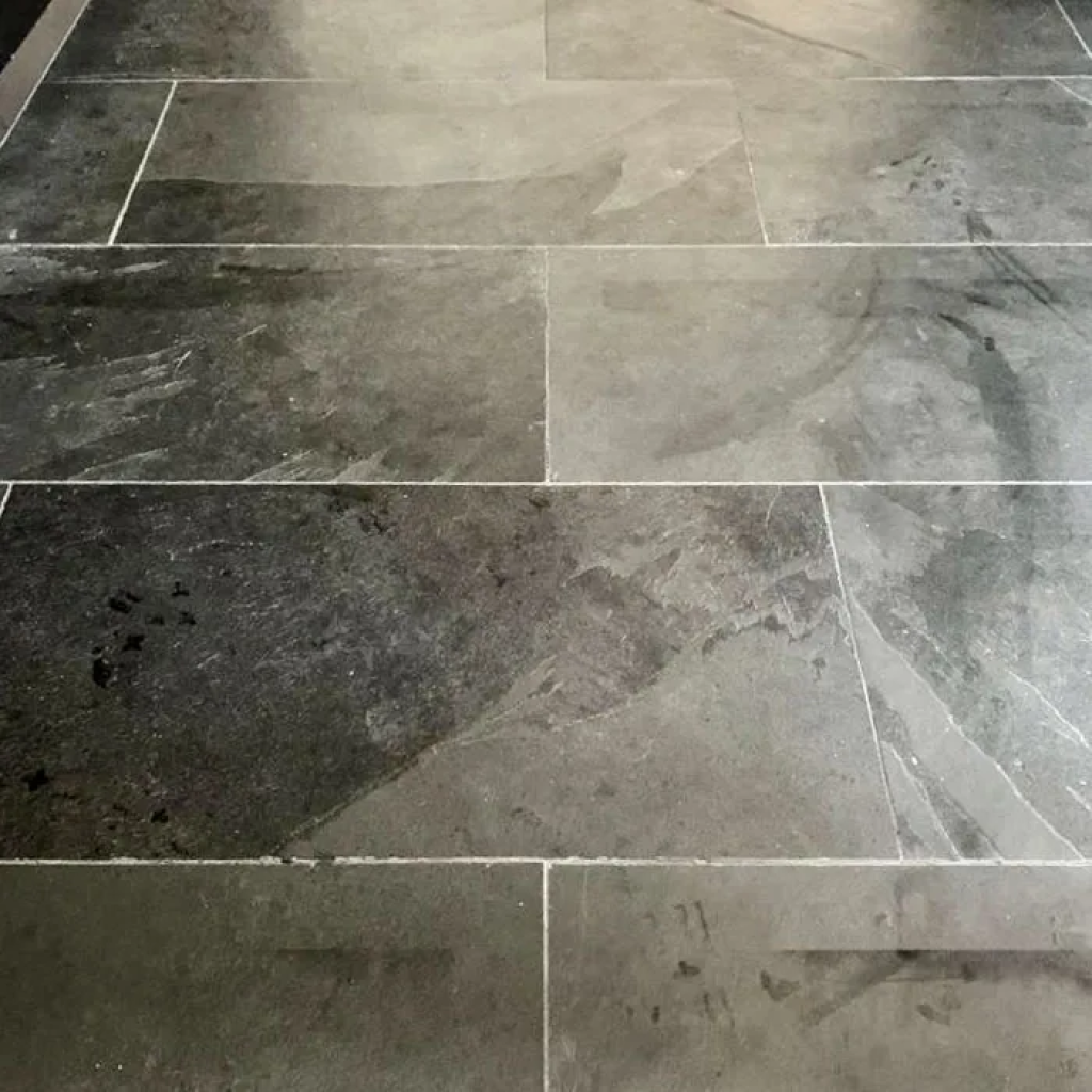 carrelage en ardoise noire vu de près