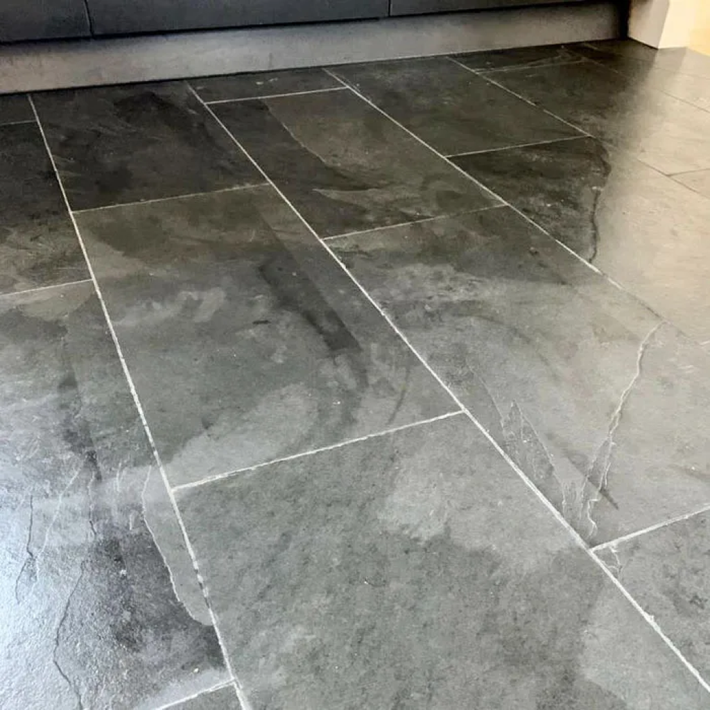 carrelage ardoise noire posé au sol