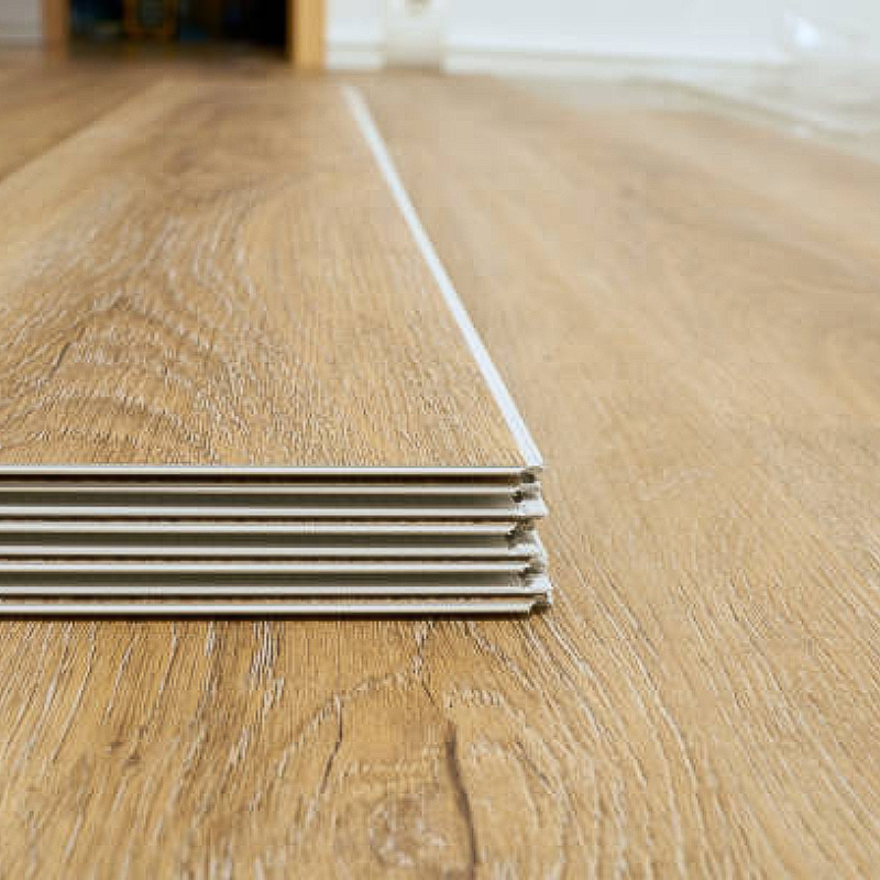 Dalle PVC clipsable pour votre salle de bain parquet