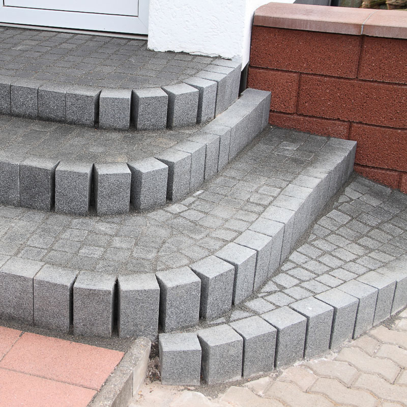 Escalier en pavé granit foncé