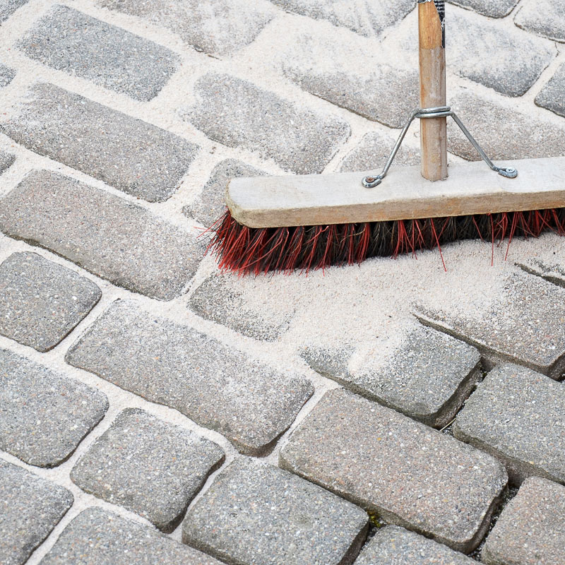 Préparation des joints de pavés en granit sablé