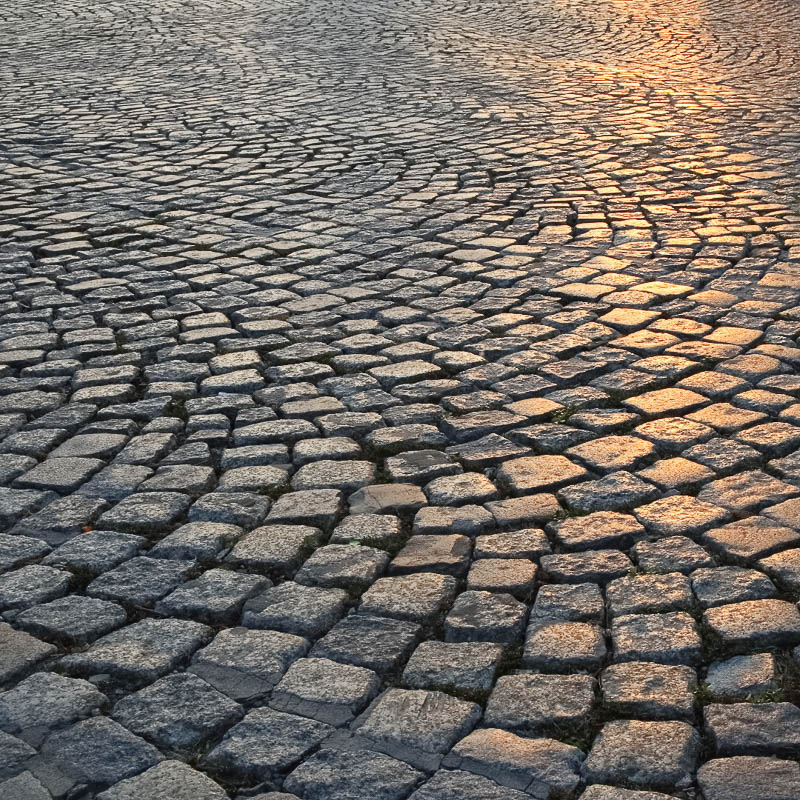 sol en pavé granit bouchardé couché de soleil