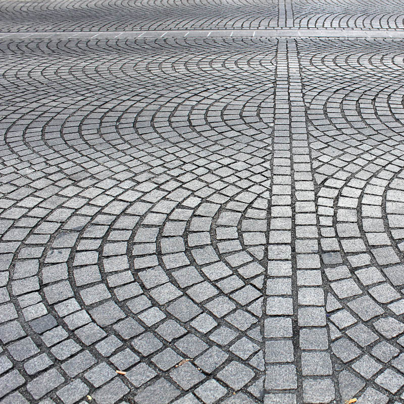 sol en motif pavé granit bouchardé