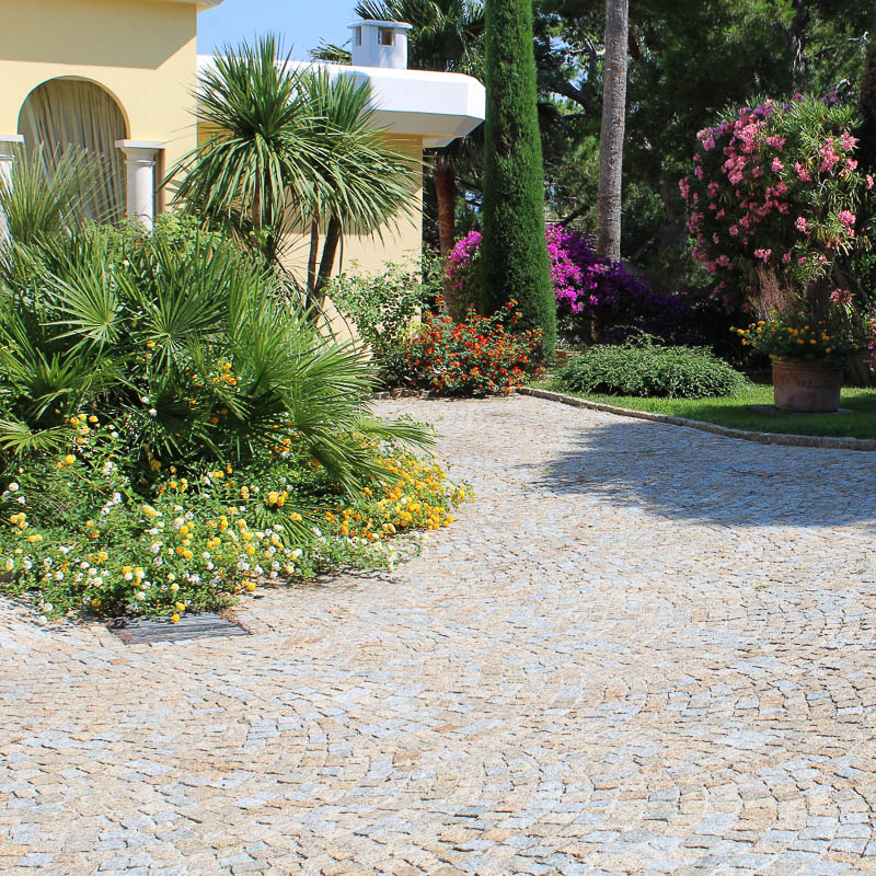 jardin avec pavé granit bouchardé