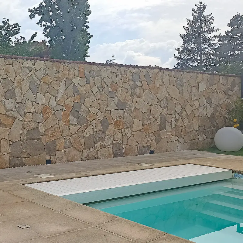 Un mur en pierre de parement XXL pour sublimer votre piscine