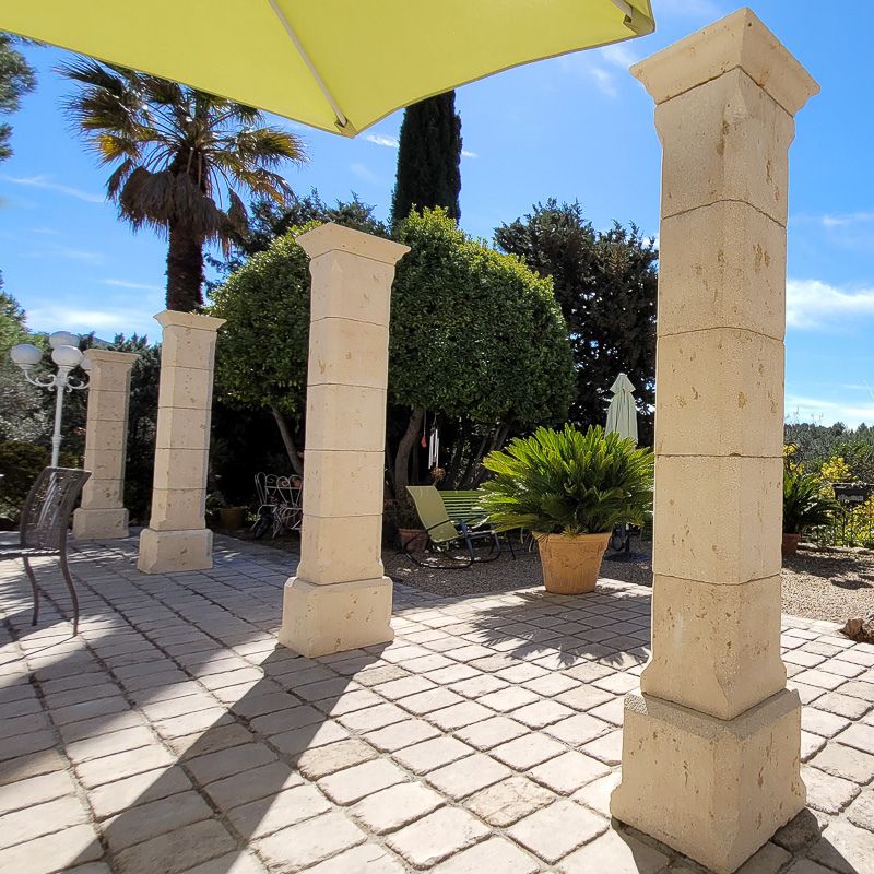 Création d’une terrasse ombragée grâce à des piliers bouchardés