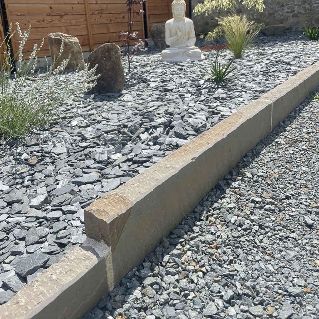 Bordure grès brun jardin extérieur