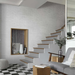 Briques de parement blanches dans une pièce à vivre avec des escaliers