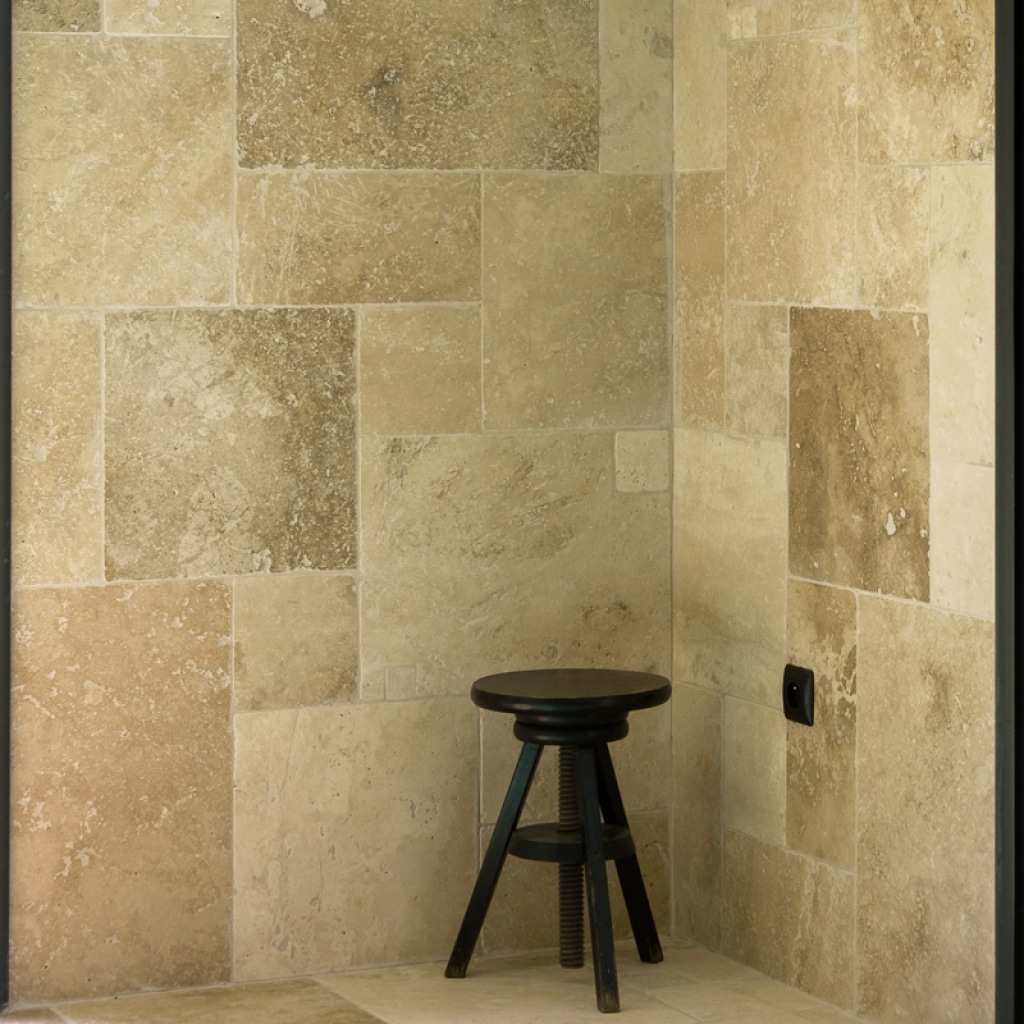 carrelage travertin choix naturel dans une douche avec tabouret