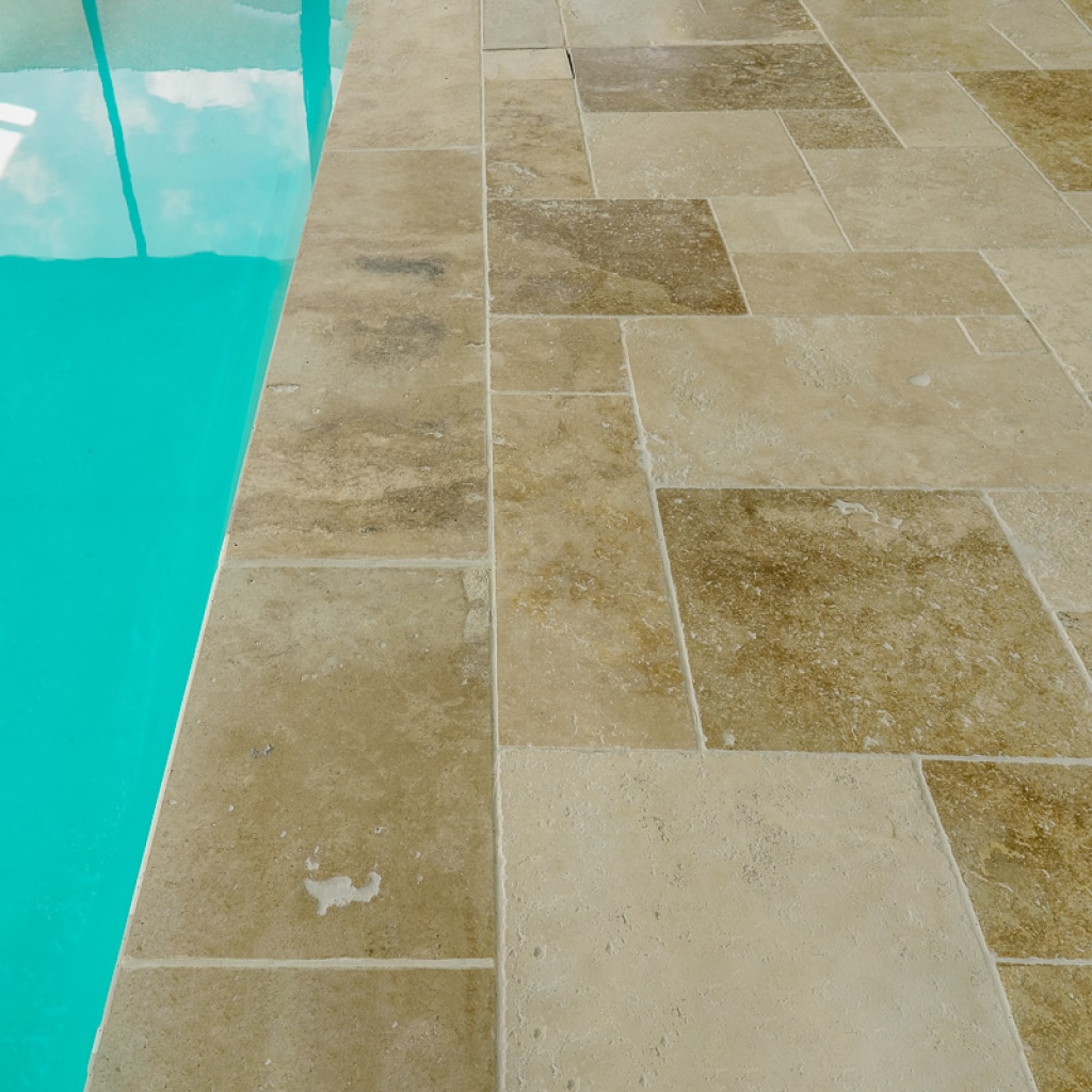 carrelage travertin choix naturel au bord d'une piscine pose opus