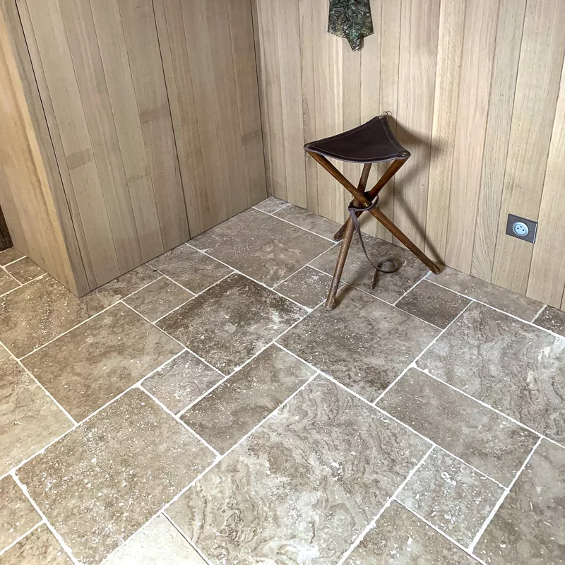 carrelage travertin mix avec mur en lambris