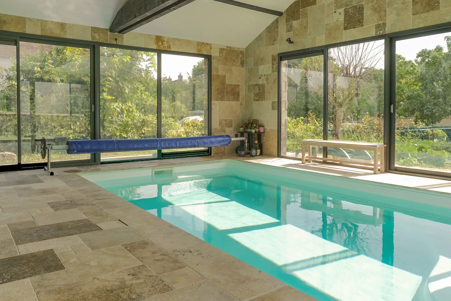 Comment poser un dallage en travertin ?