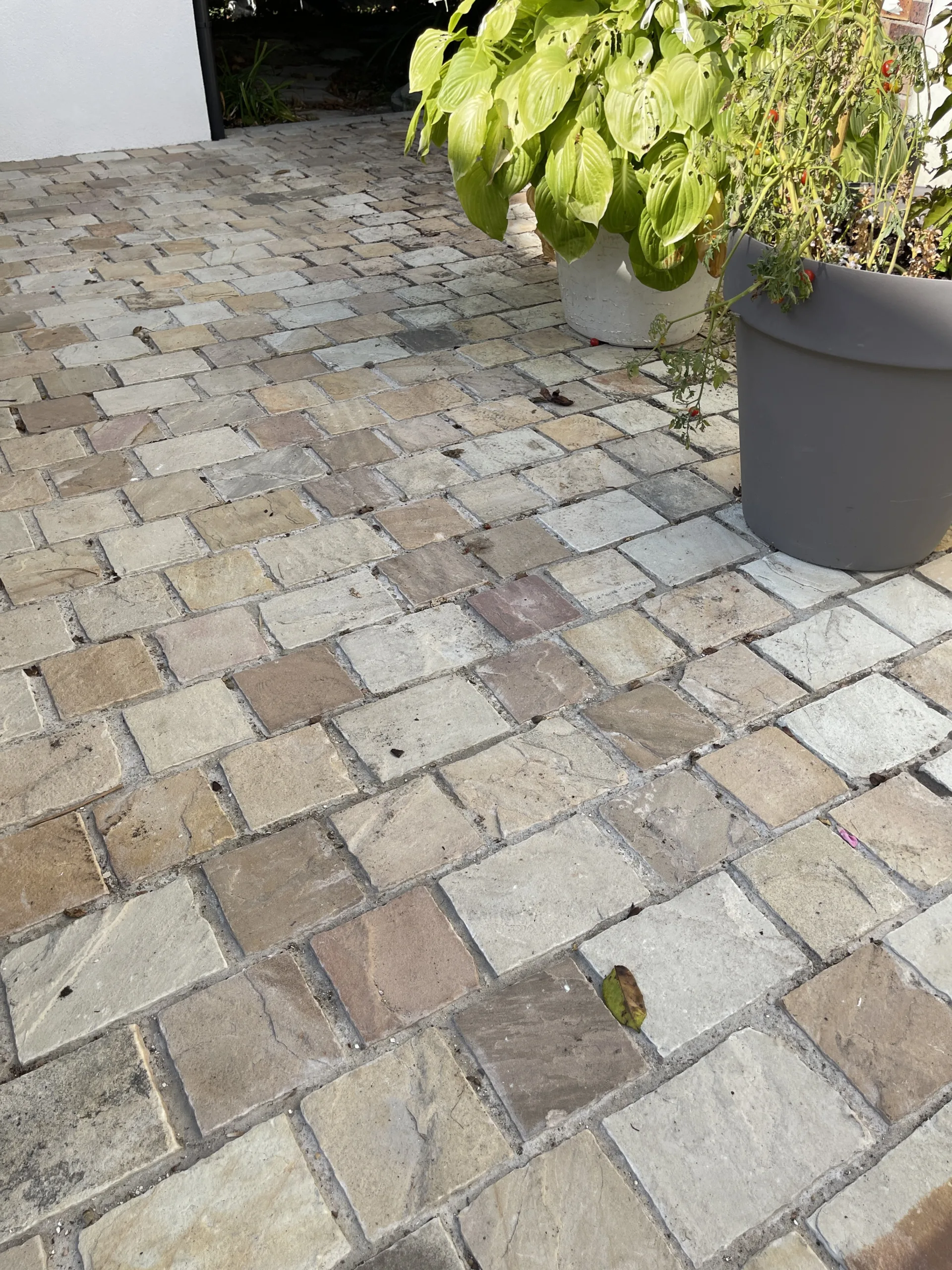 Cour d'entrée en pavés grès clair
