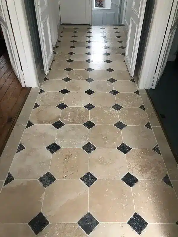 Le charme du dallage en travertin à cabochons