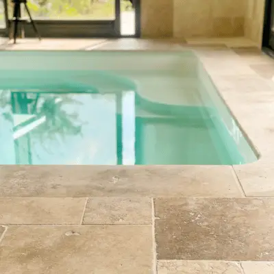 Découpe de margelle en travertin : comment procéder ?