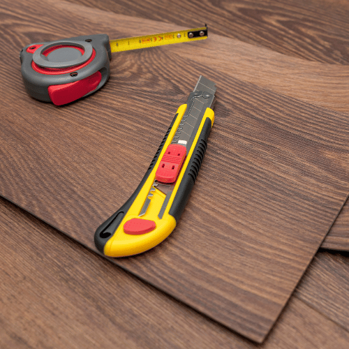 Comment enlever des dalles PVC collées au sol ?