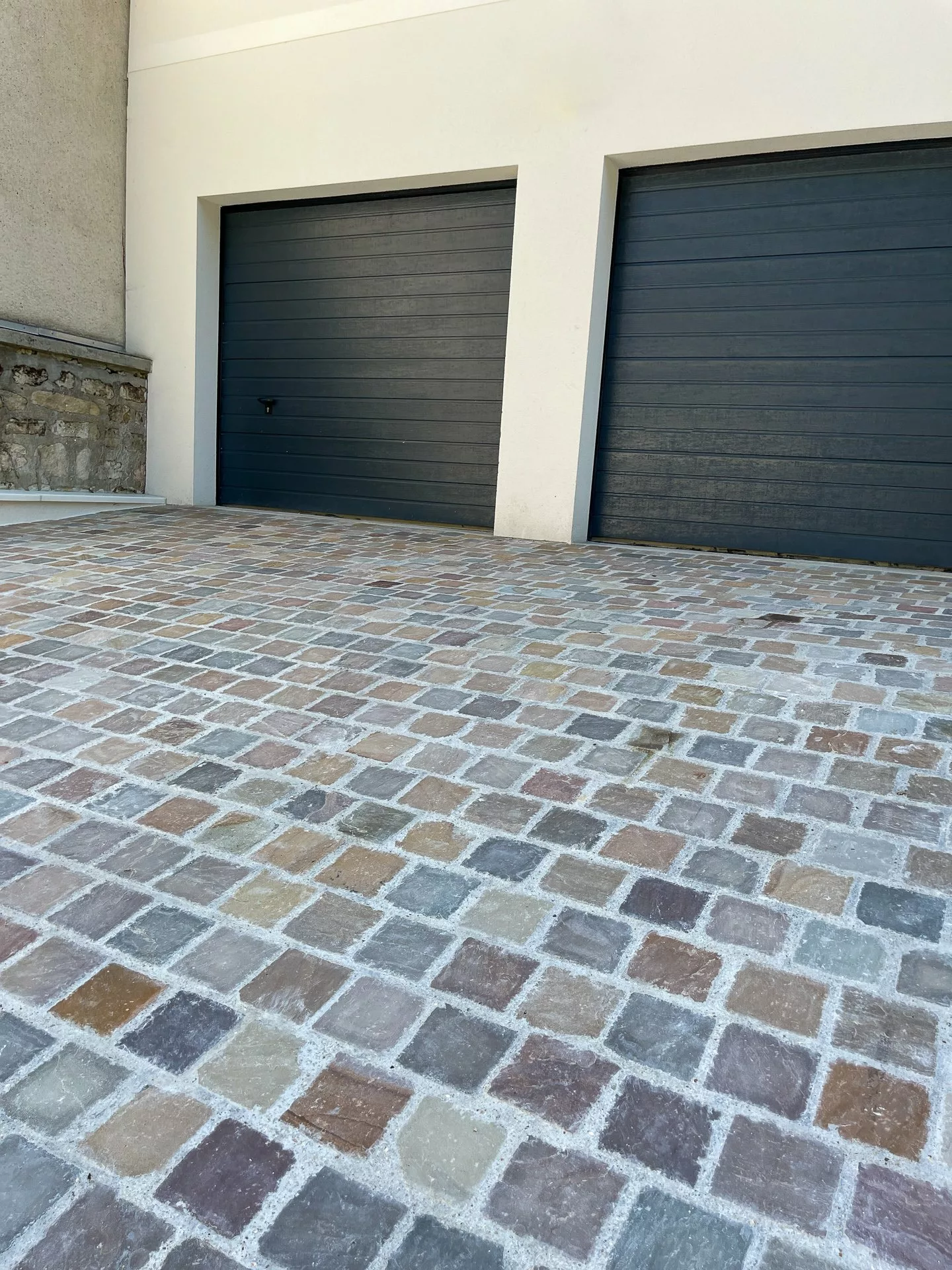 Allée de garage pavée moderne : choix et pose des pavés