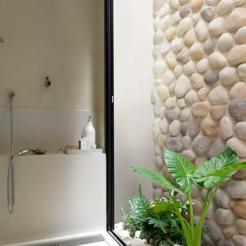 Pierres de parement naturelles rondes dans une salle de bain