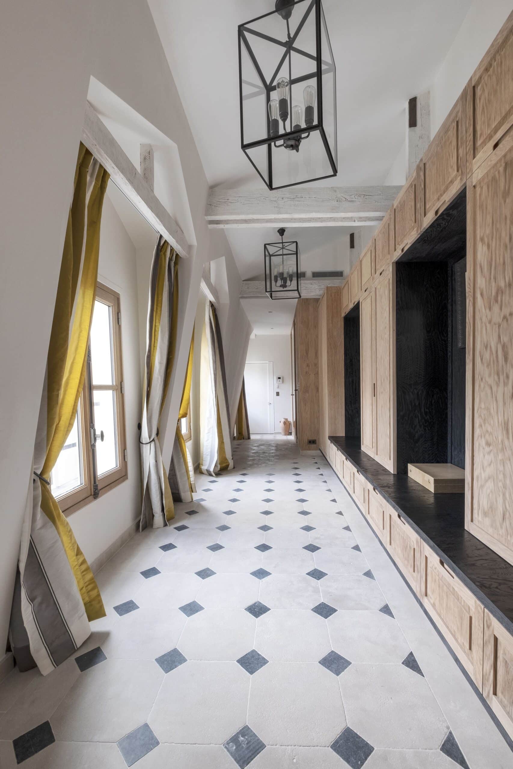 Classicisme et modernité dans un loft parisien