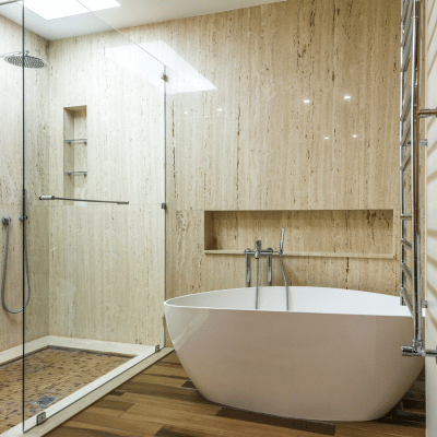 Coller des dalles PVC sur un carrelage mural