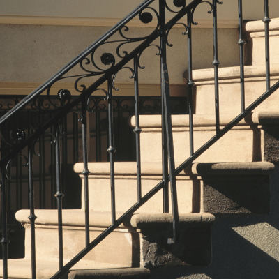 Les normes d’un garde-corps escalier : hauteur et résistance