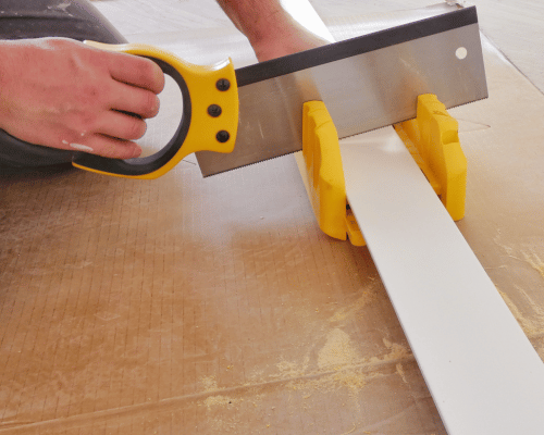 Choisir et utiliser des outils pour couper des plinthes en bois