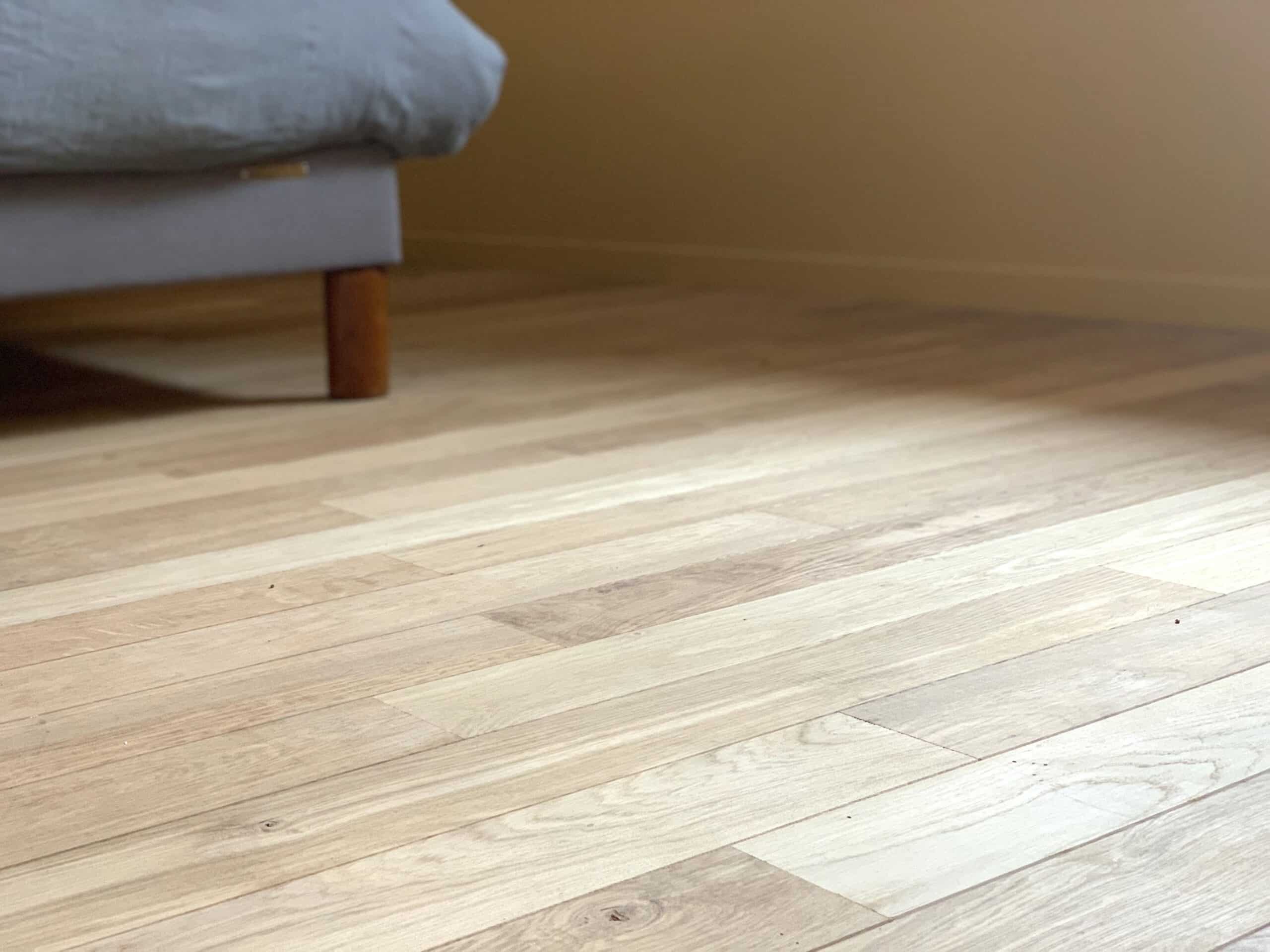 Pose d'un parquet dans une jolie chambre
