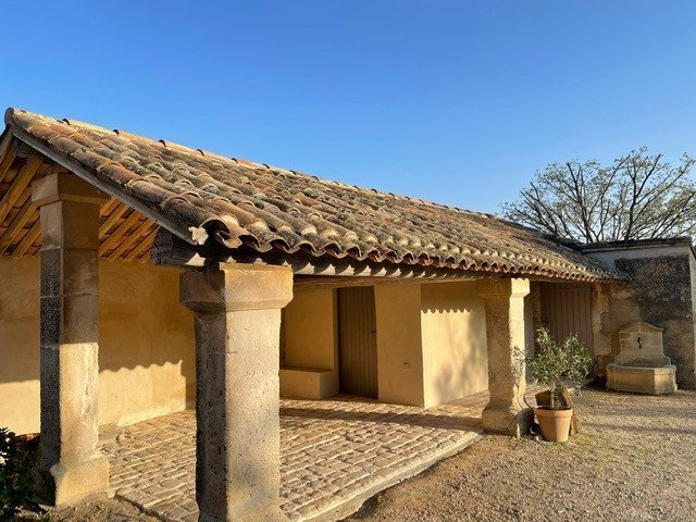 Pose de pavés sous un préau