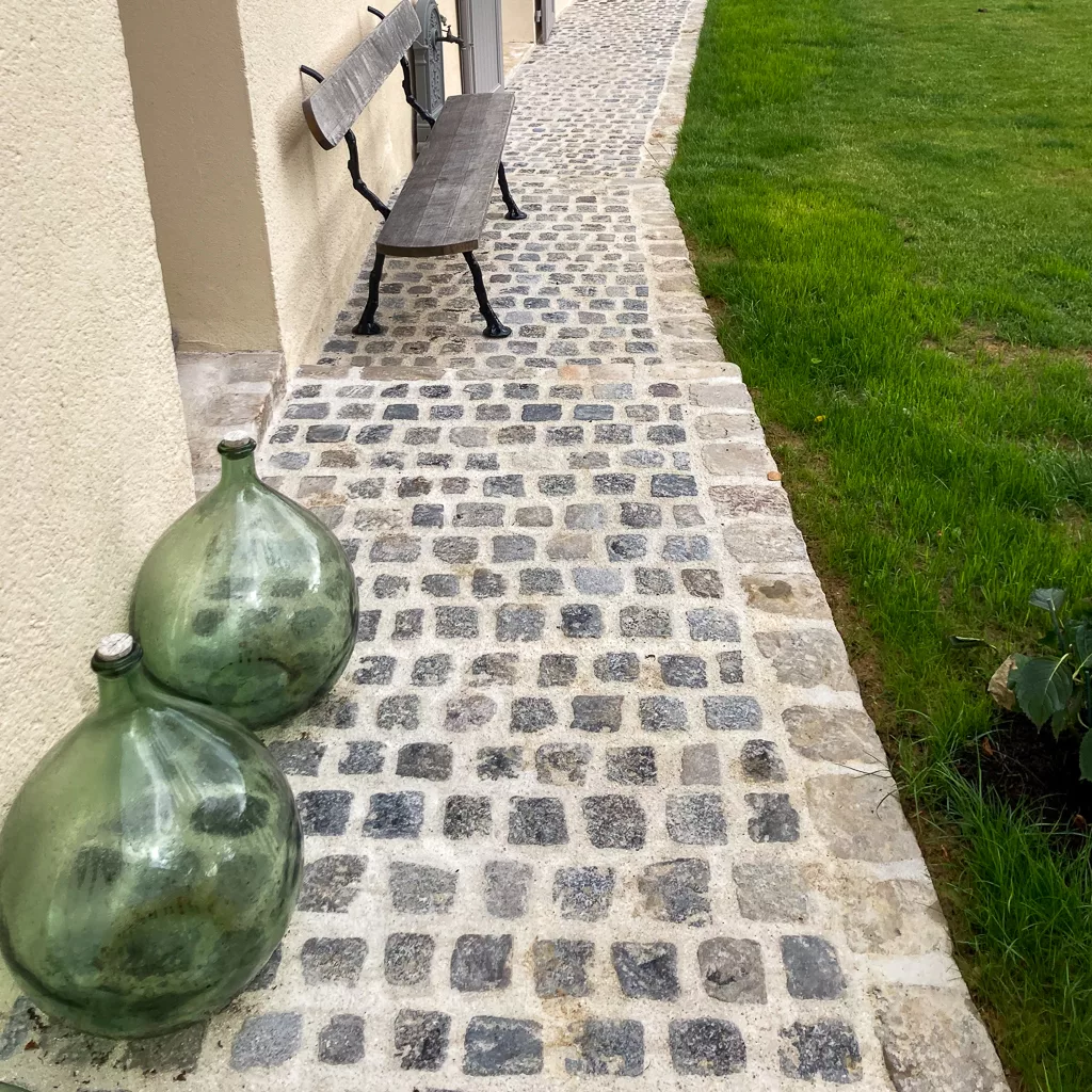 Comment nettoyer des pavés anciens ?